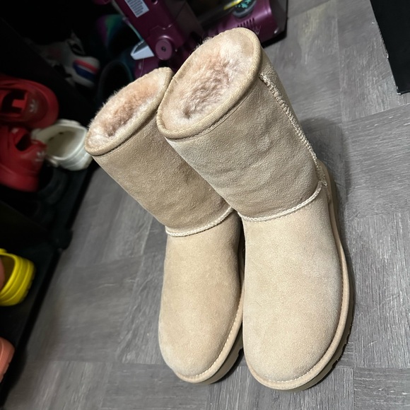 Size 6 tan diamond Uggs. Never worn. Stored w/ filler inside to prevent creases - Picture 3 of 4